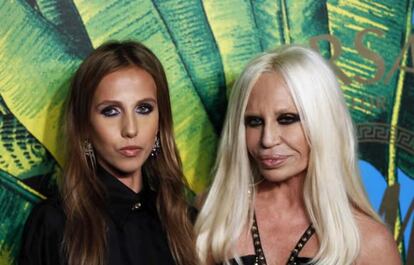 La diseñadora Donatella Versace, junto a su hija Allegra