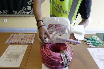 Un guardia civil muestra parte de los cartuchos de Goma 2 que iban a ser utilizados para pesca ilegal.