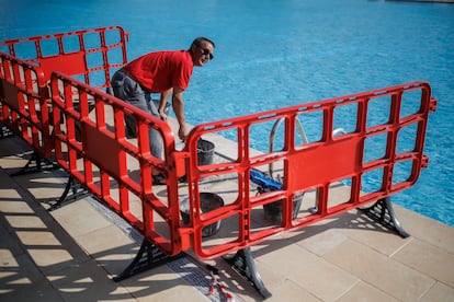 Un técnico de mantenimiento realiza trabajos de acondicionamiento de una piscina en Madrid. Europa Press.