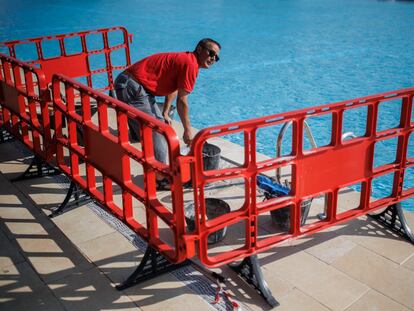 Un técnico de mantenimiento realiza trabajos de acondicionamiento de una piscina en Madrid. Europa Press.