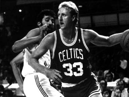 Larry Bird, en un partido de baloncesto entre los Boston Celtics y Real Madrid. 