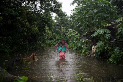 Durante la época de lluvias, el cauce del río aumenta y los alrededores de la casa de Nurbahar se inundan. Para salir de su pueblo, Sunamganj, no tiene más opción que cruzar el terreno inundado. Las lluvias son cada vez más irregulares y estar prevenido es más complicado.