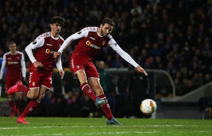 Abel Ruiz marca un gol al Rangers en un partido con el Sporting de Braga de la Liga Europa.