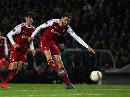 Abel Ruiz marca un gol al Rangers en un partido con el Sporting de Braga de la Liga Europa.