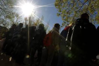 Los alumnos del Instituto Alameda de Osuna guardan un minuto de silencio en memoria de su compañera Cristina Arce, fallecida en la multitudinaria fiesta de Halloween.