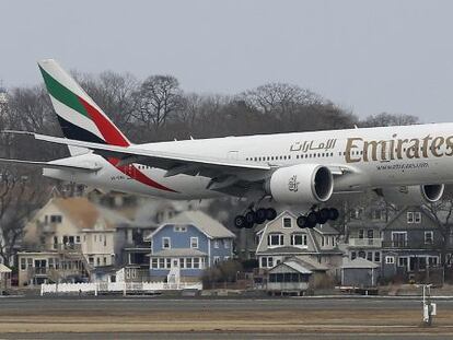 Un Boeing 777 de Emirates Airlines aterriza en Boston en marzo de 2014. 