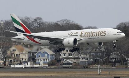 Un Boeing 777 de Emirates Airlines aterriza en Boston en marzo de 2014. 