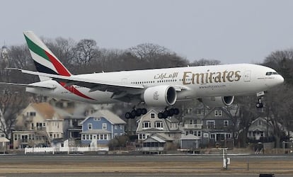 Un Boeing 777 de Emirates Airlines aterriza en Boston en marzo de 2014.