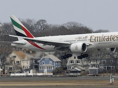 Un Boeing 777 de Emirates Airlines aterriza en Boston en marzo de 2014. 