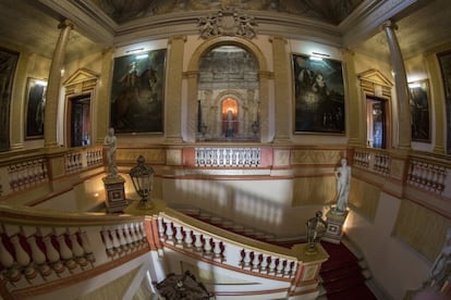 Escalera principal del Palacio de Liria (Madrid). La familia Alba abrirá este jueves las puertas del edificio y, con ellas, la mejor colección conservada en manos privadas en España. El objetivo es hacer sostenible el patrimonio de la familia.