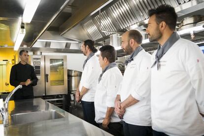 Los concursantes, en la cocina de La Terraza del Casino, recibiendo las indicaciones de Paco Roncero.