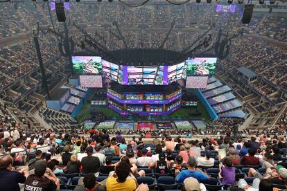 Espectadores siguiendo la final del campeonato de Fortnite en el estadio Arthur Ashe de Nueva York.