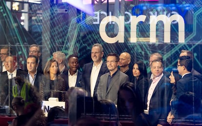 Rene Haas, CEO de Arm, con otros directivos en la salida a Bolsa de la compañía en el Nasdaq.