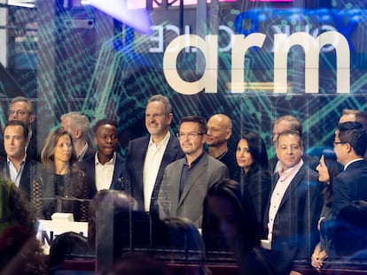 Rene Haas, CEO de Arm, con otros directivos en la salida a Bolsa de la compañía en el Nasdaq.