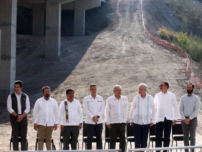 Andrés Manuel López Obrador encabeza la supervisión de las obras de una carretera en Oaxaca.