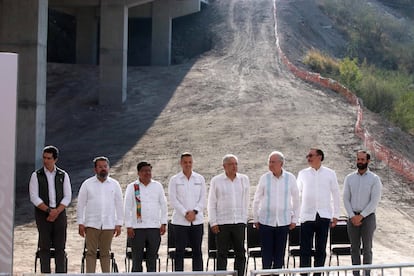 Andrés Manuel López Obrador encabeza la supervisión de las obras de una carretera en Oaxaca.