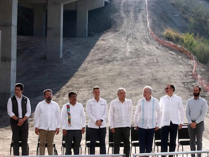 Andrés Manuel López Obrador encabeza la supervisión de las obras de una carretera en Oaxaca.