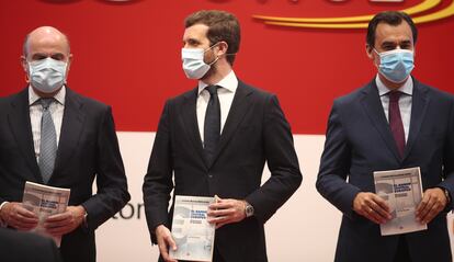 Pablo Casado, presidente del PP, el vicepresidente del BCE, Luis de Guindos, y el senador Fernando Martínez-Maíllo, este viernes durante la presentación del libro de este último.