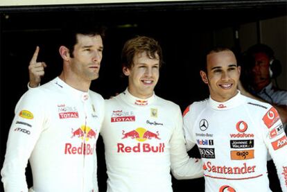 Sebastian Vettel, en el centro, recupera la sonrisa tras vencer en la prueba de clasificación