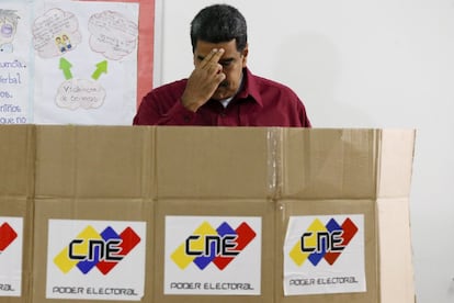 El presidente de Venezuela y candidato a las elecciones, Nicolás Maduro, se santigua antes de votar en un colegio de Caracas, el 20 de mayo de 2018.
