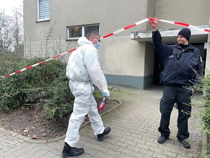 Un experto forense de la policía entra al edificio en donde Daniela Klette, de 65 años, fue arrestada, este martes, en Berlín.