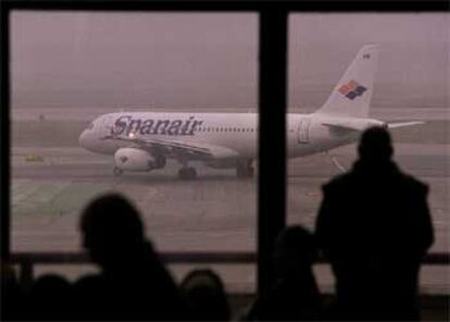 La escasa visibilidad ha afectado a las pistas de Barajas durante la mañana.