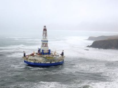 Una plataforma petrolífera, varada junto a la isla de Sitkalidak, en Alaska.
