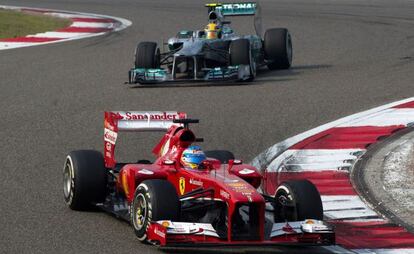 Fernando Alonso, seguido por Lewis Hamilton en Shanghái.