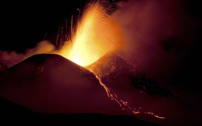 La última actividad del Etna comenzó en la tarde del 8 de abril de 2013, con explosiones de ceniza hasta que en la tarde del 10 de abril se sintieron explosiones más fuertes.