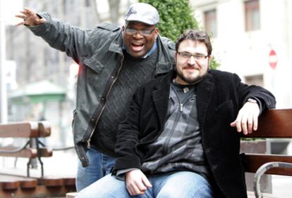 Barrence Whitfield (a la izquierda) y Petti posan en la Gran Vía de Bilbao.