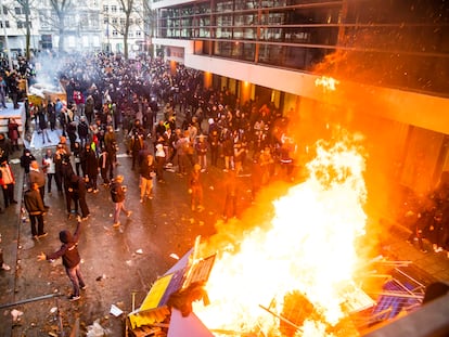 Protesta en Bruselas contra las restricciones tomadas por el Gobierno belga para evitar contagios de covid-19.