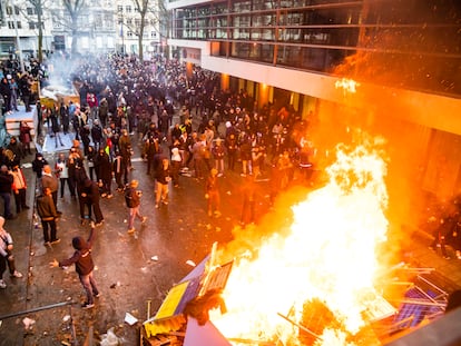 Manifestantes em Bruxelas contra as medidas anunciadas pelo Governo belga para impedir a disseminação do covid-19.