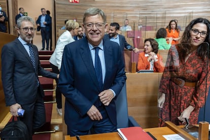 Ximo Puig, a su llegada a las Cortes Valencianas, entre el consejero de Hacienda, Arcadi España, y la vicepresidenta Aitana Mas.