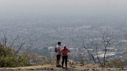 Personas pasean en el Cerro de la Estrella, durante una contingencia ambiental en febrero.