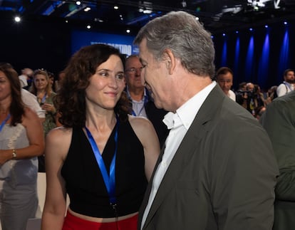 Ayuso, la anfitriona difuminada en el congreso de Feijóo 