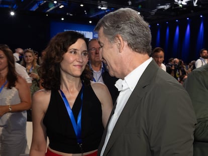 La presidenta de la Comunidad de Madrid, Isabel Díaz Ayuso, y el presidente del PP, Alberto Núñez Feijóo, este sábado.