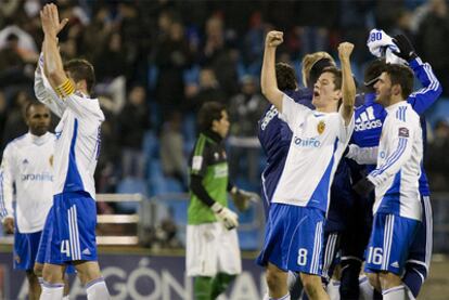 Los jugadores del Zaragoza festejan el triunfo sobre la Real Sociedad.