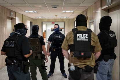 Agentes federales en una corte de inmigración en Nueva York
