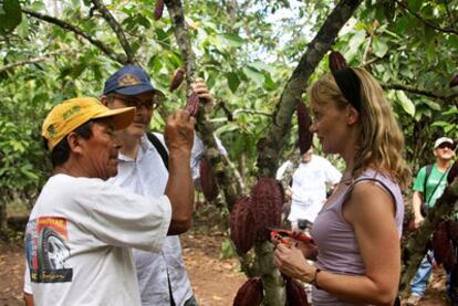 La repostera Astrid Gutsche con un campesino de la cooperativa de productores de cacao Alto el Sol.