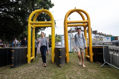 Arcos de seguridad han sido colocados en la entrada del Club de Tenis de Wimblendon.