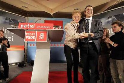 María Teresa Fernández de la Vega y Patxi López, durante el mitin del PSE celebrado esta tarde en Vitoria.