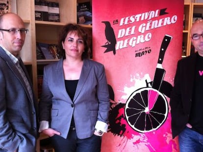 Santiago Álvarez, Marina López y Jordi Llobregat, en la librería Cosecha Roja.