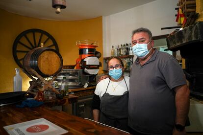 Enrique Plaza y su mujer, Carmen Galán, en su restaurante, Los Riscos del Atazar.