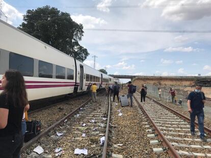 Fuentes del ministerio de Fomento apuntan a que uno de los maquinistas tiene un brazo roto, a la espera de más exploraciones sanitarias, y confirman que ninguna de las personas que viajaban en el tren accidentado han sufrido percances graves.