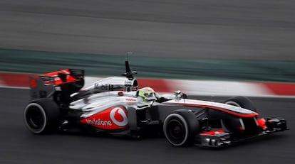 El piloto mexicano de McLaren-Mercedes, Sergio Pérez, durante los entrenamientos en Montmeló.