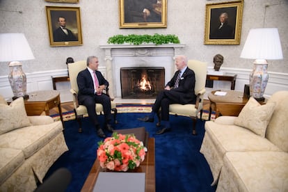 Joe Biden se reúne con el presidente de Colombia, Iván Duque, en la Sala del Gabinete de la Casa Blanca en Washington.