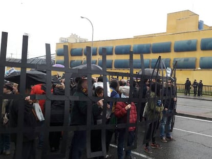 Protesta en la puerta del CIE de Madrid.