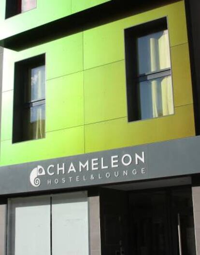 Fachada del Chameleon Hostel and Lounge, en Alicante.