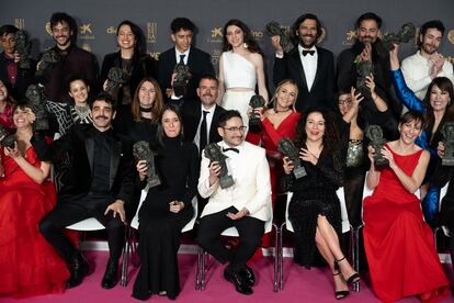 Fotografía de familia de los galardonados en la ceremonia de entrega de la 38ª edición de los Premios Goya celebrada este sábado en Valladolid.