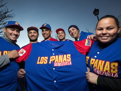 Miembros del equipo de softball madrileño Los Panas de Venezuela. Desde la izquierda. Luis Salazar, Gerson Godoy, César Pérez, Carlos Alfaro, Víctor Miraglia y Marielis Sánchez.